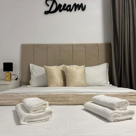 Dream - Large Apartament With Freeparking In A Quietarea Just 10 Minutes Away From City Center Бистриця Екстер'єр фото